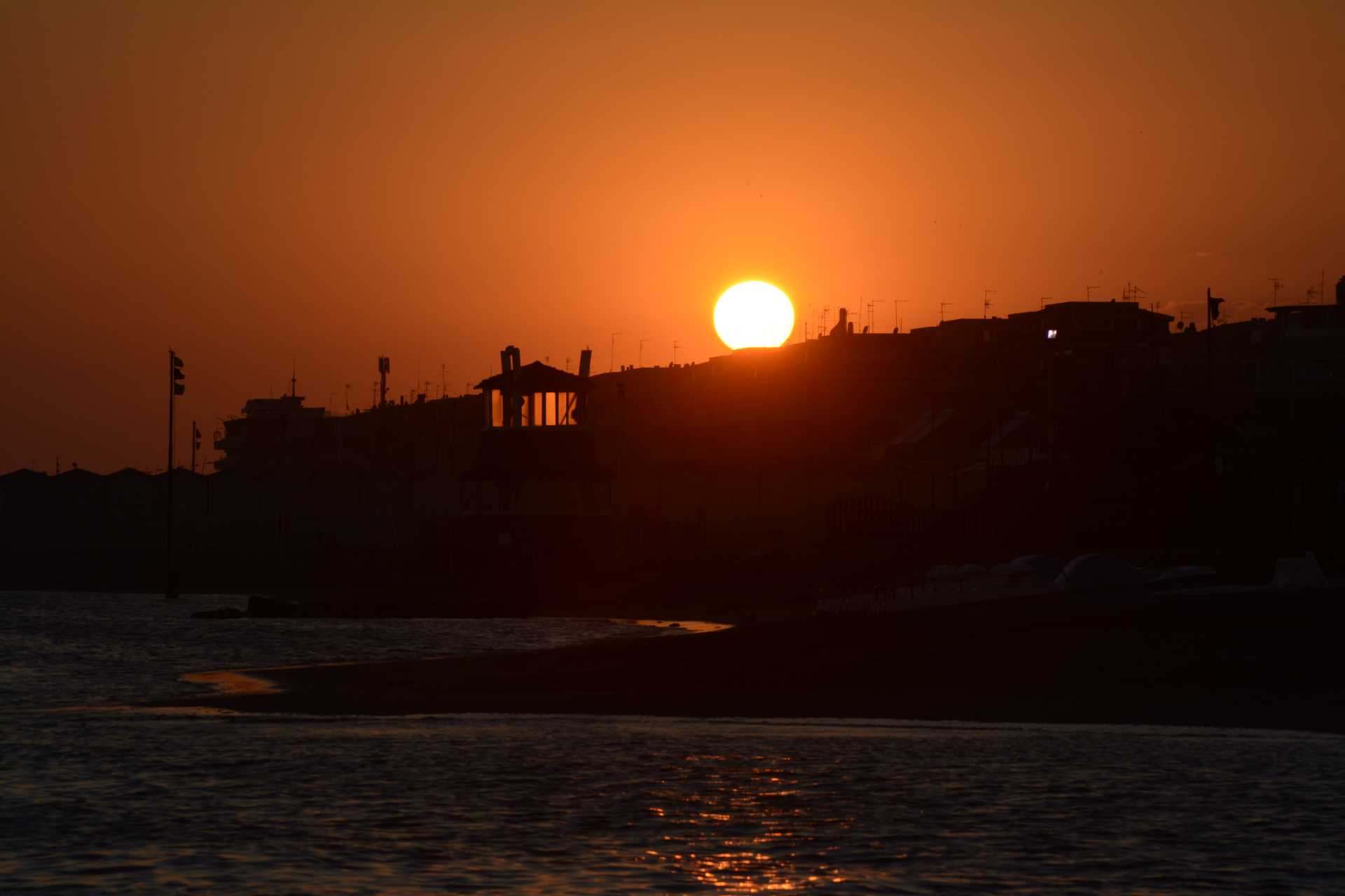 Perch ad Ostia si vede l''alba sul mare?